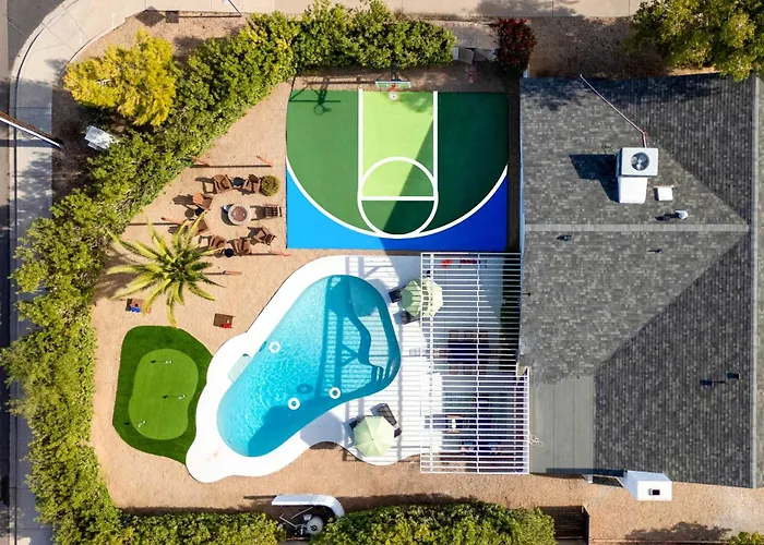Desert Air 5 Bedroom Sports Court Pool Arcade Hot Tub Holiday home *